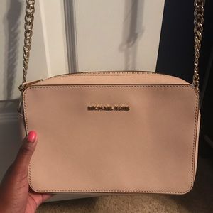 MICHAEL KORS CROSS BODY PURSE (barely used)